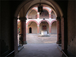 http://upload.wikimedia.org/wikipedia/commons/4/44/Collegio-spagna3.jpg