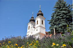 Tradíció és fenntarthatóság, szakralitás és gazdálkodás: Admont és Tihany Bencés apátsága a fenntartható területfejlesztés tükrében 