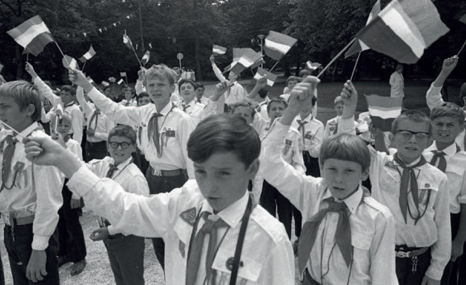 Magyar zászlót lengető kisdobosok és úttörők 1973-ban
